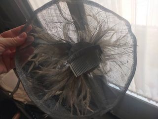 Tocado circular en tonos grises