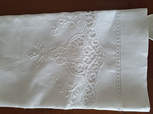 Coppia di asciugamani ricamati in filo