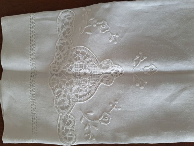 Coppia di asciugamani ricamati in filo