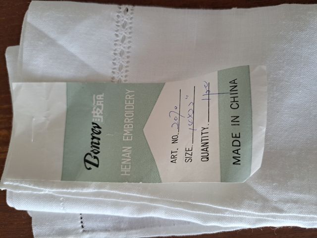 Coppia di asciugamani ricamati in filo