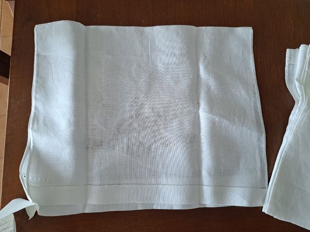 Coppia di asciugamani ricamati in filo