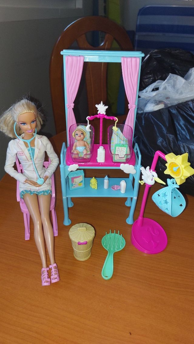 Barbie pediatra.