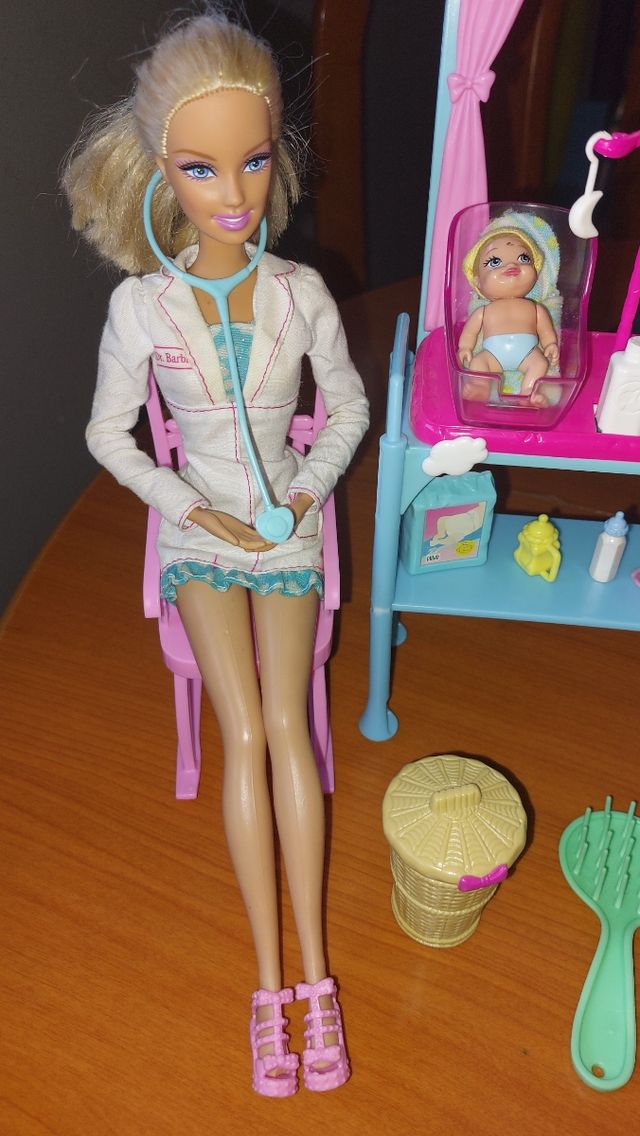 Barbie pediatra.