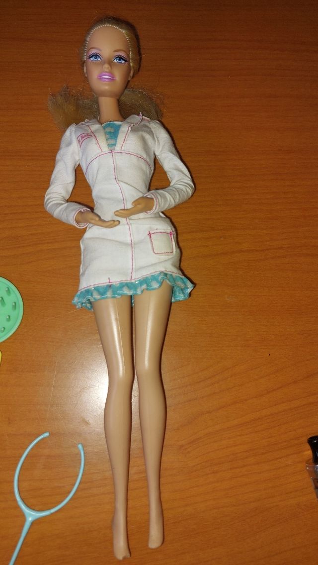 Barbie pediatra.