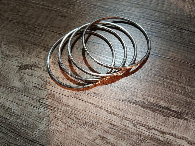Pulseras de plata macizas.