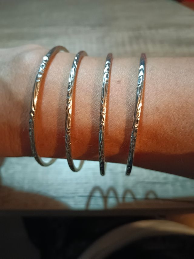 Pulseras de plata macizas.