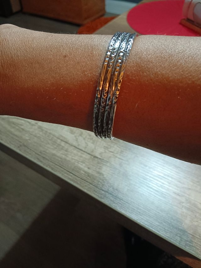 Pulseras de plata macizas.