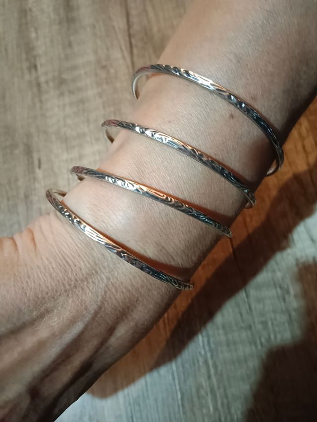 Pulseras de plata macizas.