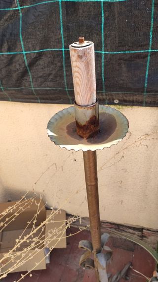 Lampara de pie de hierro forjado.