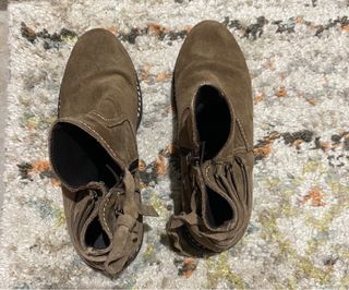 Botines bajos de color marrón