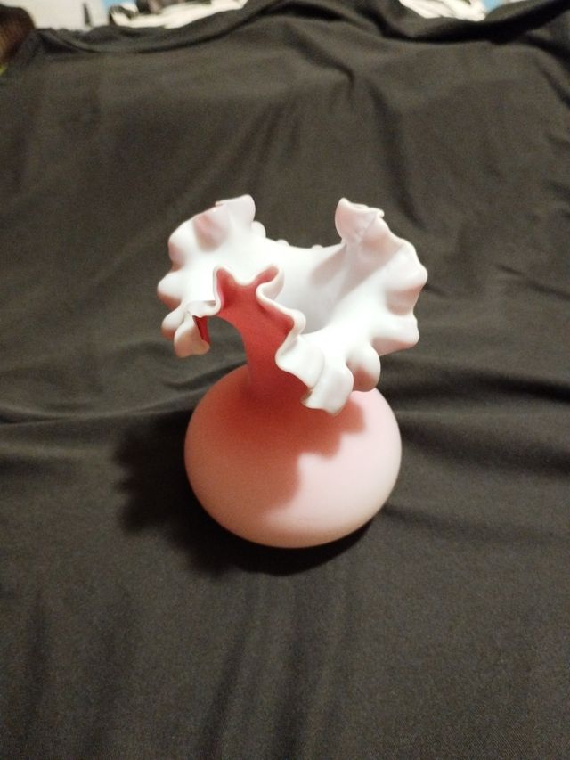 Antiguo jarrón opalina rosa