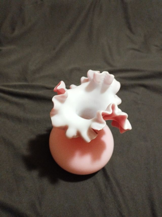 Antiguo jarrón opalina rosa