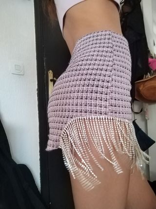 falda con diamantes colgado.