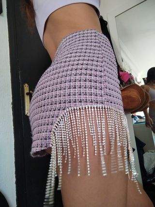falda con diamantes colgado.