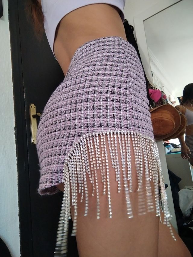 falda con diamantes colgado.
