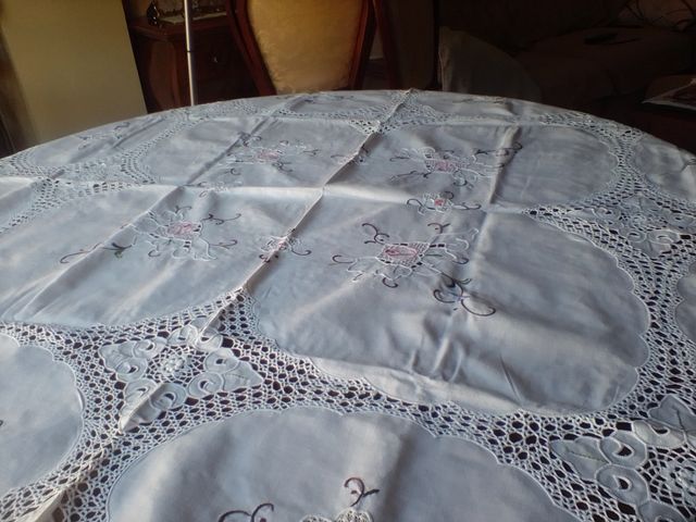 Mantelería  de merienda bordada y ganchillo