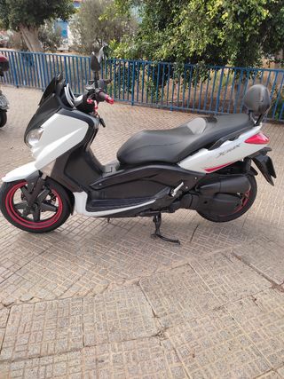 se vende moto Yamaha xmax 125