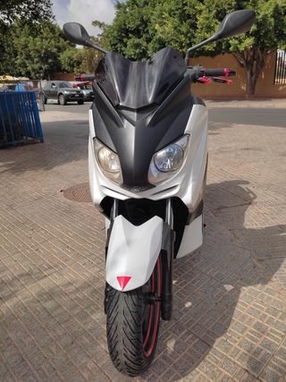 se vende moto Yamaha xmax 125