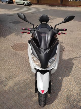 se vende moto Yamaha xmax 125