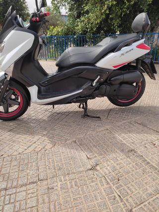se vende moto Yamaha xmax 125
