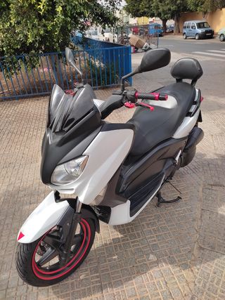 se vende moto Yamaha xmax 125