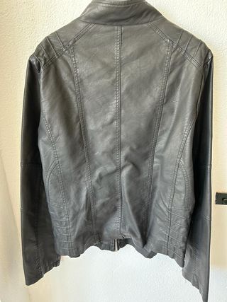 Cazadora polipiel. Color Negro. Talla XXXL. 