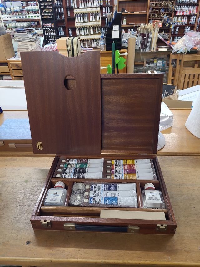 Maletín con pinturas acrílico al agua