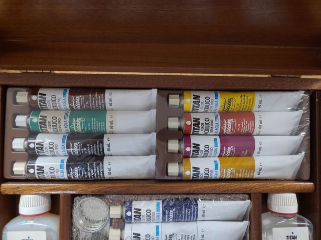 Maletín con pinturas acrílico al agua