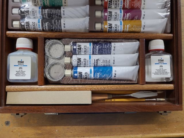 Maletín con pinturas acrílico al agua