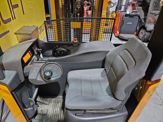 Carretilla retractil jungheinrich