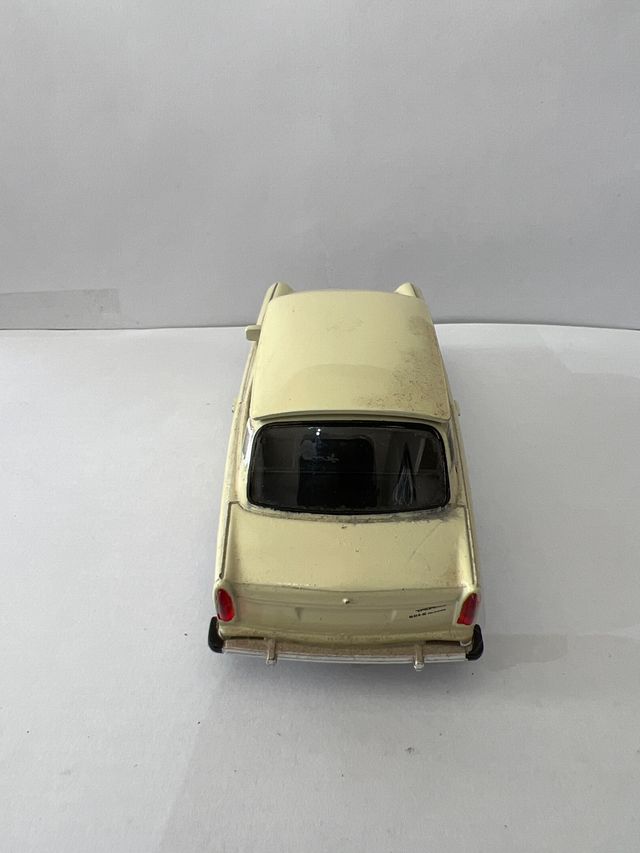 coche miniatura TRABANT