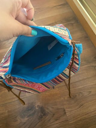 Bolso multicolor con cremallera y corchete 