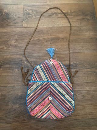 Bolso multicolor con cremallera y corchete 