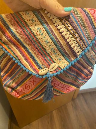 Bolso multicolor con cremallera y corchete 
