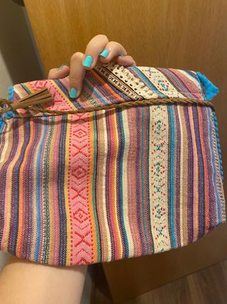 Bolso multicolor con cremallera y corchete 