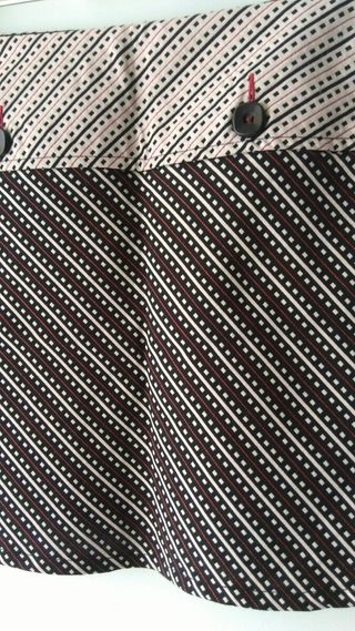 Falda mini retro blanco, negro y rojo.