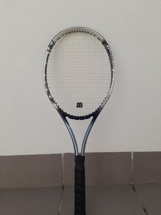 Raqueta de tenis con funda.