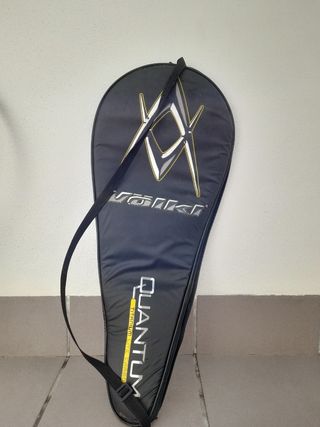 Raqueta de tenis con funda.