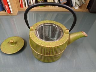 Tetera de hierro fundido con filtro