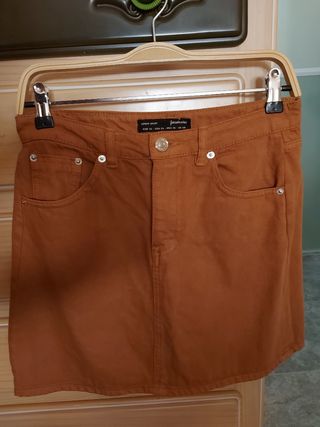 Falda marrón corta Stradivarius