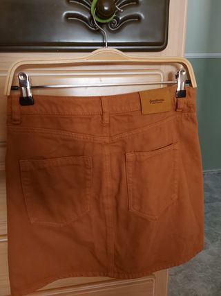 Falda marrón corta Stradivarius