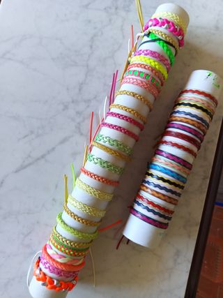 44 pulseras de colores