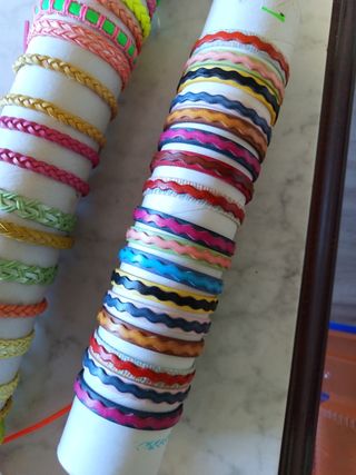 44 pulseras de colores