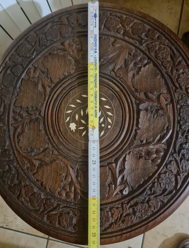 Tavolino in legno intagliato a mano, pieghevole