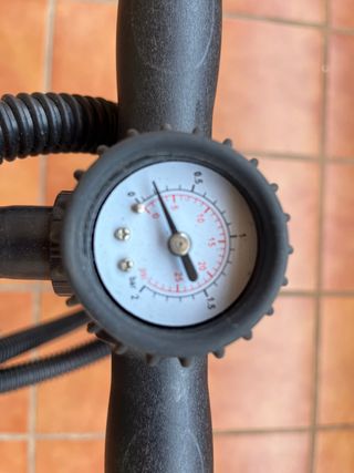 Inflador manual con manómetro para paddle surf