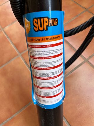 Inflador manual con manómetro para paddle surf