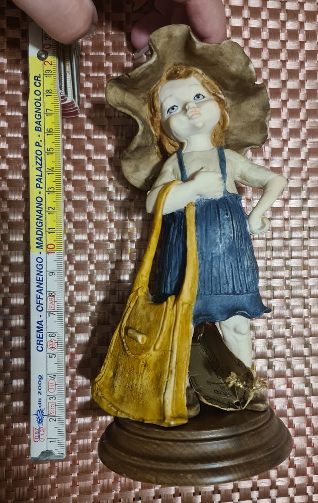 statuina Capodimonte 343bambino con borsa gialla  