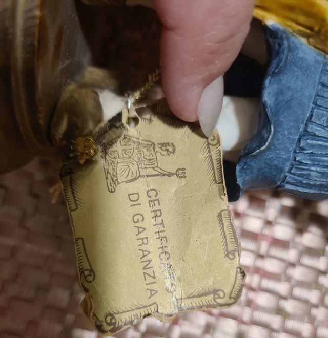 statuina Capodimonte 343bambino con borsa gialla  