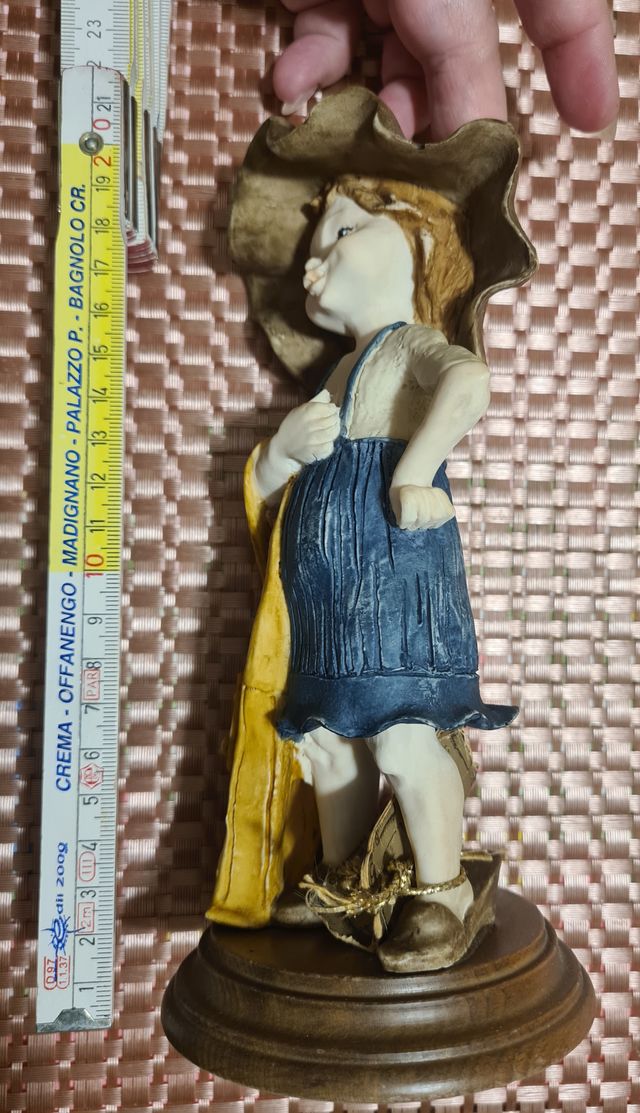 statuina Capodimonte 343bambino con borsa gialla  