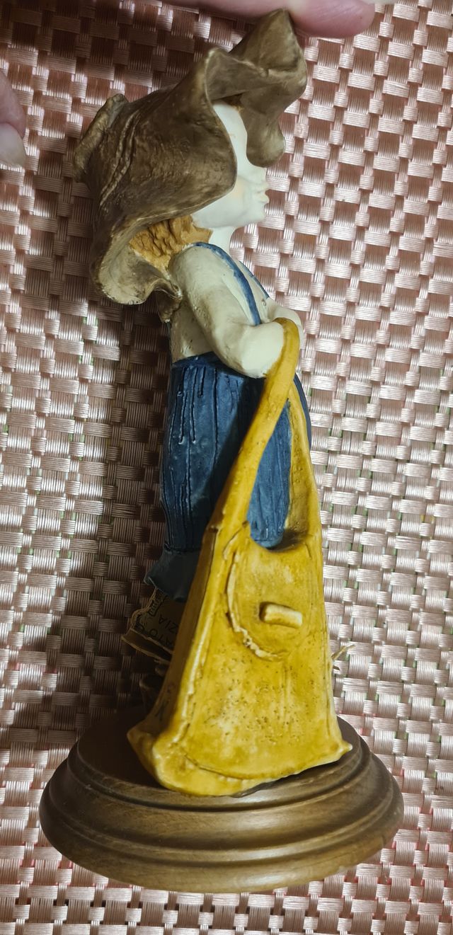 statuina Capodimonte 343bambino con borsa gialla  